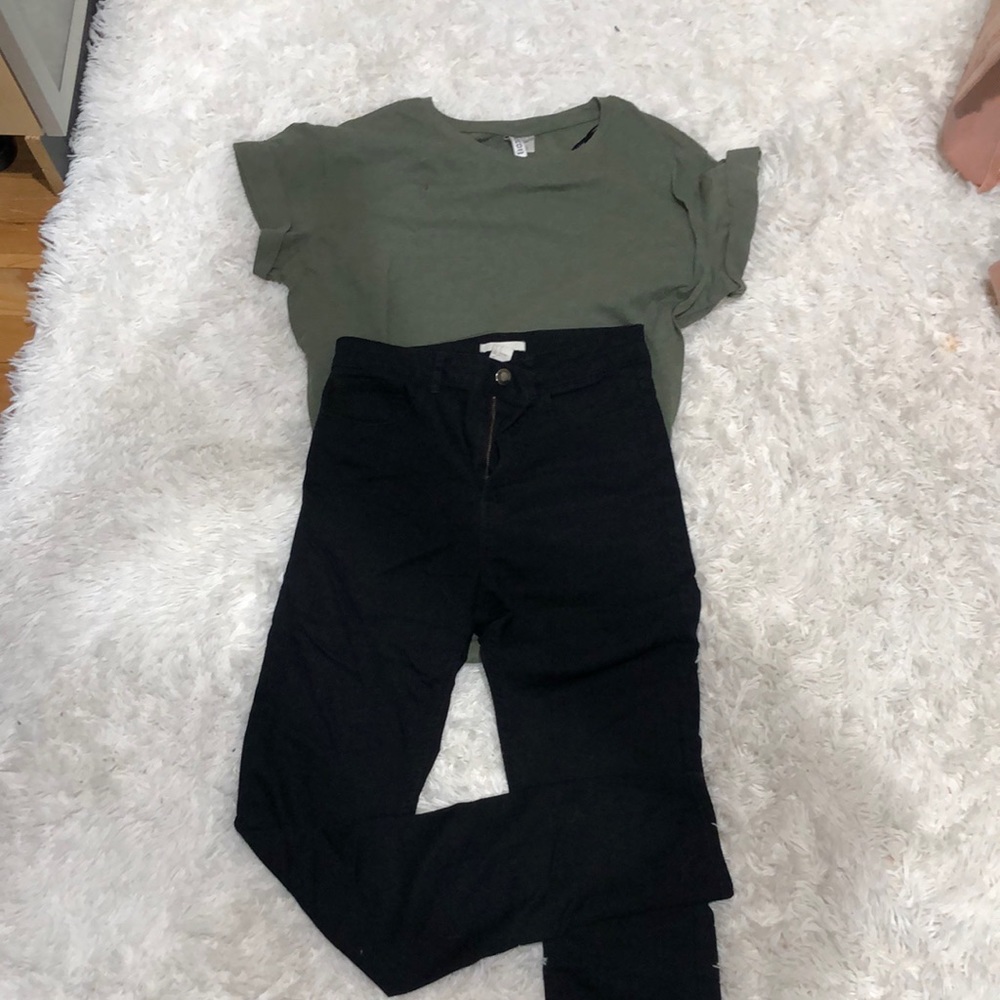Black H&M skinny jeans & green t- short